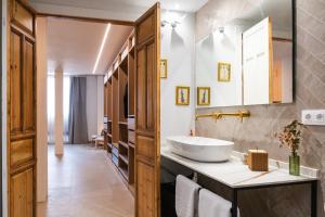 a bathroom with a sink and a mirror at Apartamentos Territorios in Mérida +43 photos