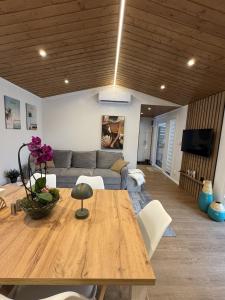 a living room with a table and a couch at Woodland cottage in Balatonfůzfő