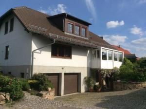 a white house with a brown roof at Ferienwohnung Sonne-Stadtrand Dresden in Moritzburg