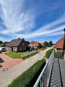 a walkway in a residential neighborhood with houses at Casa del Sol - Ferienwohnung Norddeich in Norddeich
