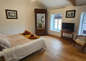 a bedroom with a bed with two teddy bears on it at Les Anges de la Vigne par Lisca Begay in Biron