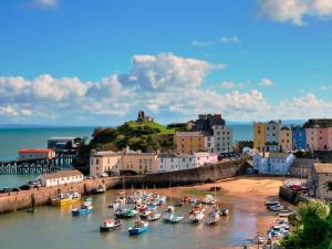 a group of boats in the water in a harbor at 6 Bed in Tenby oc-fb220 in Tenby