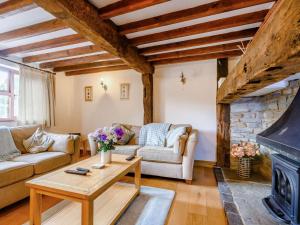a living room with a couch and a fireplace at 2 Bed in Evesham oc-89476 in Bretforton