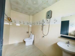 a bathroom with a shower and a toilet and a sink at Homestay 234 Dốc Lết in Ba Ha