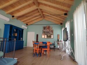 a dining room with wooden ceilings and a table and chairs at Ostello Casa Peroni in Castelnuovo Bocca dʼAdda