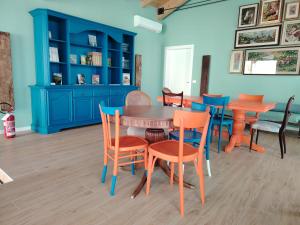 a dining room with a table and chairs at Ostello Casa Peroni in Castelnuovo Bocca dʼAdda