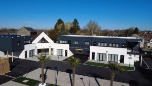 an aerial view of a building with palm trees at Appartement cosy ambiance Palm Spring dans résidence avec piscine 4 pers 2 chambres in Neuf-Mesnil