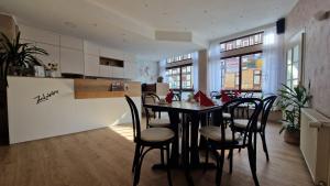 a kitchen and dining room with a table and chairs at Pension Zum Lukullus in Wernigerode