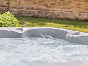 a bath tub filled with water in a yard at 3 Bed in Buckingham oc-94701 in Finmere