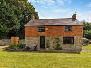 a brick house with a table and chairs in a yard at 3 Bed in Buckingham oc-94701 in Finmere