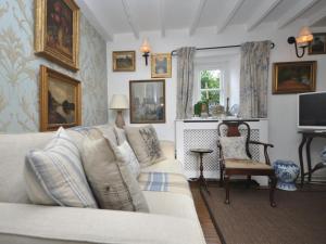 a living room with a white couch and a television at 2 Bed in Chipping Norton oc-73904 in Swerford