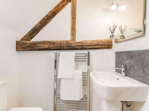 a bathroom with a sink and a mirror at 3 Bed in Pershore oc-86760 in Eckington +10 photos