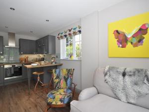 a living room with a couch and a kitchen at 1 Bed in Banbury oc-57103 in Upper Brailes