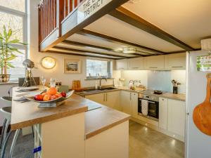 a kitchen with a bowl of fruit on a counter at 1 Bed in Carnforth oc-90528 in Beetham