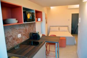 a small room with a kitchen and a bed at DomuS Miniato in San Miniato