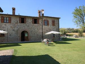 Un patio sau altă zonă în aer liber la Deluxe Apartment in Todi with Swimming Pool