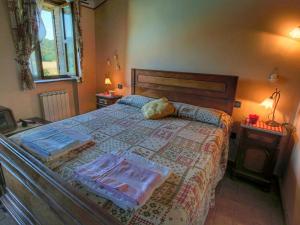 Un pat sau paturi într-o cameră la Deluxe Apartment in Todi with Swimming Pool