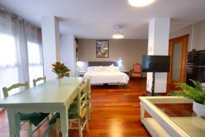 a room with a bed and a table with a dining room at Rual Suites By Cuencaloft in Cuenca