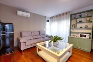 a living room with a couch and a table at Rual Suites By Cuencaloft in Cuenca