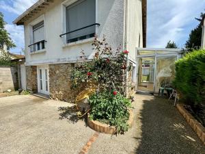 a house with a plant in front of it at Studio 2 - Loc Conciergerie in Trappes