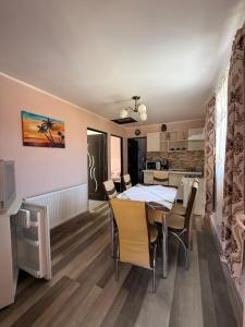 a dining room and kitchen with a table and chairs at Apartament Ral in Arieşeni