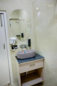 a bathroom with a sink and a mirror at Skyline signature in Rānchī