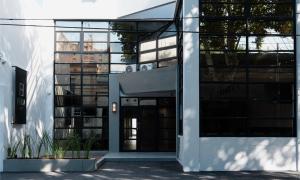 ein Bürogebäude mit einer großen Glastür in der Unterkunft Form Hotel in Zárate
