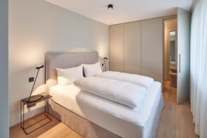 a bedroom with a white bed in a room at Michels Dependance des Hotel Misan in Norderney