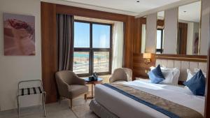 ein Hotelzimmer mit einem Bett und einem Fenster in der Unterkunft Corp Yanbu Hotel - B1 in Yanbu + 86 Fotos