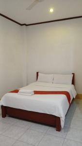 a bedroom with a large bed in a room at Pakbeng Backpackers in Pakbeng