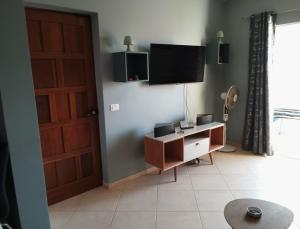 a room with a desk with a television on a wall at Cá Morten in Santa Maria