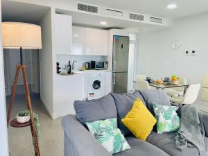 a living room with a couch and a kitchen at Ático frontal al mar en Duna Beach con vistas in Torrox Costa