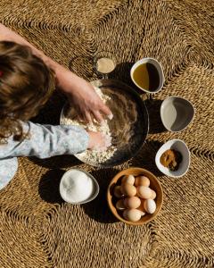 a child is making food on a table with eggs at Canto do Zêzere, Sertã, Dornes, Castelo do Bode in Cernache do Bonjardim
