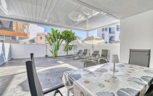 a dining room with a table and chairs at MSV Beach in Puerto Naos