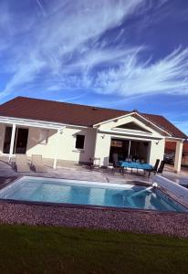 a house with a swimming pool in the yard at Ma Bonne Etoile in Anould