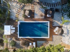 an overhead view of a swimming pool in a backyard at Kabaceira Glamping in Atalaia