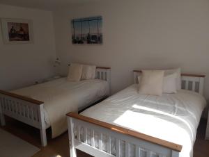 two beds sitting next to each other in a bedroom at Bellevue Josselin 1a Chemin des Cruyere in Josselin +9 photos