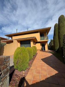 a house with a walkway in front of a building at Villa Torremirona Resort Palmeras in Navata