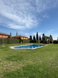 a swimming pool in the middle of a yard at Villa Torremirona Resort Palmeras in Navata