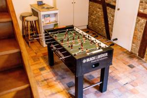 ein Tischkicker in einem Wohnzimmer mit in der Unterkunft Le Petit Hômage in Lanaken