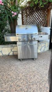 a grill sitting on top of a patio at La Casa Arboleas in Arboleas