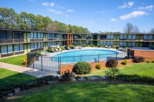 Außenansicht eines Gebäudes mit Schwimmbad in der Unterkunft 1st Place Hotel Decatur I-20 East Atlanta in Decatur