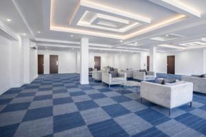 eine Lobby mit Sofas und Stühlen in einem Gebäude in der Unterkunft 1st Place Hotel Decatur I-20 East Atlanta in Decatur + 26 Fotos