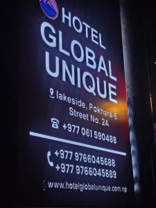 ein weltweit einzigartiges Schild für ein Hotel an einem Gebäude in der Unterkunft Hotel Global Unique in Pokhara