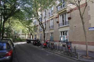 a row of motorcycles parked next to a building at Top Studio Vincennes Centre - SV75 in Vincennes