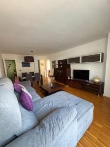 a living room with a couch and a table at Dalí City Apartamento in Figueres