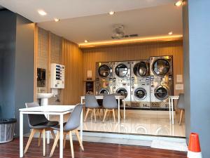 a laundry room with a bunch of washers and dryers at Thongmanee Hotel in Hat Yai +57 photos