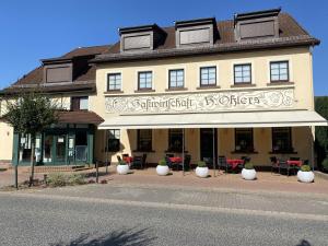 a building with a sign on the front of it at Hotel-Restaurant Öhlers in Hannover