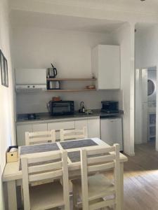 a kitchen with a table and chairs in a room at Departamentos Galarza Alojamiento en Concepción del Uruguay in Concepción del Uruguay +19 photos