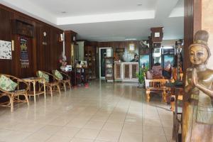 a lobby with chairs and a statue of a woman at ภูตะวัน กาญจน์ รีสอร์ท Phutawan Kan Resort in Kanchanaburi City